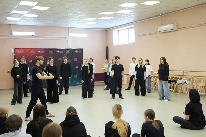 Для молодых актеров прошел мастер-класс по жонглированию