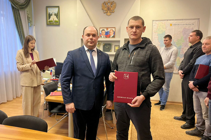 Девять кировских пожарных наградили за помощь Республике Коми