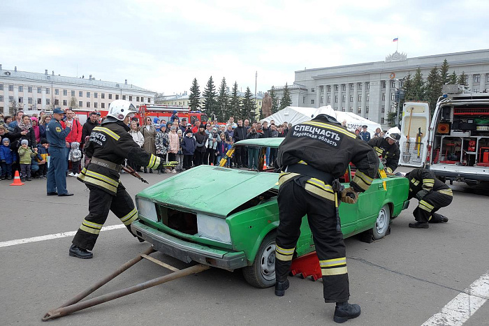 Александр Соколов вручил пожарным ключи от новой спецтехники