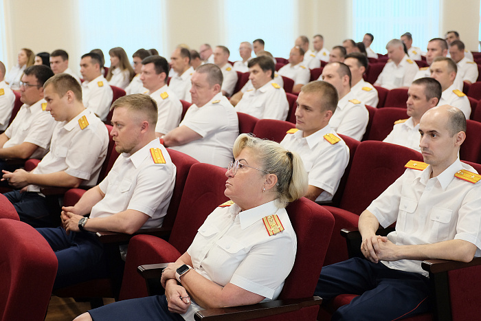 Игорь Васильев поздравил кировских следователей с профессиональным праздником