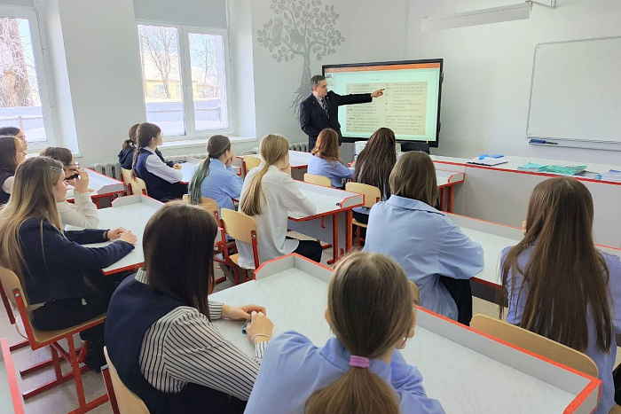 Школьников поселка Вичевщина научили выращивать розы