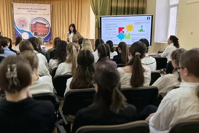 Сотрудники правительства Кировской области поделились знаниями с молодежью
