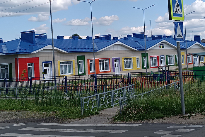 В Кировской области устанавливают пешеходные переходы рядом с садиками и школами