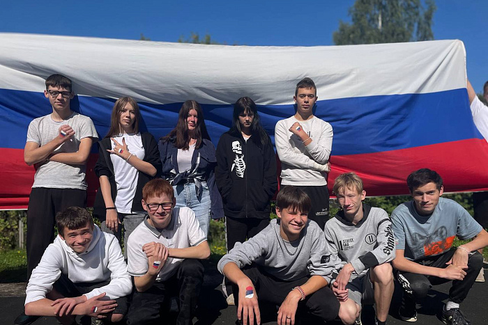 В детских лагерях региона состоялось празднование Дня Государственного флага РФ