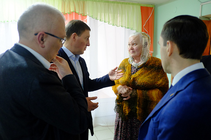 Андрей Турчак и Александр Соколов посетили центр временного размещения переселенцев