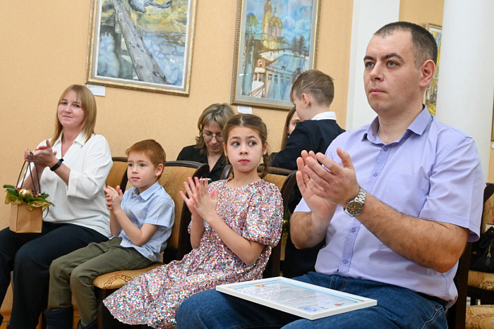 Молодым семьям в Кирове вручили жилищные сертификаты