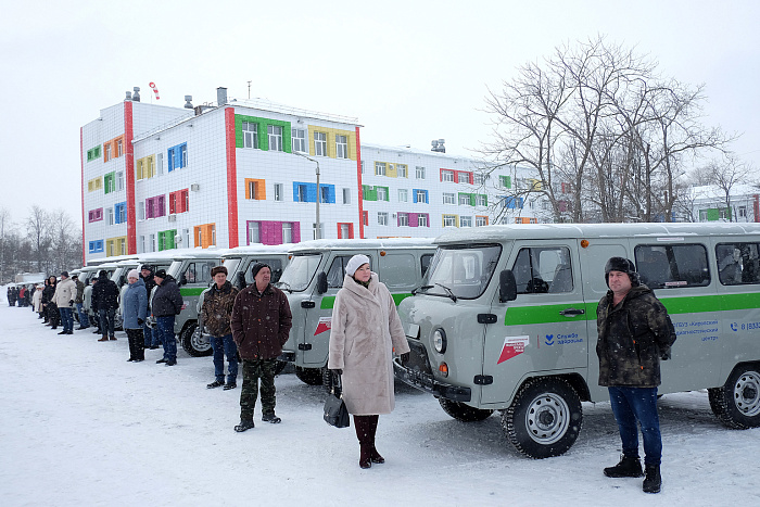 В районные больницы Кировской области отправились 32 машины и 4 мобильных комплекса