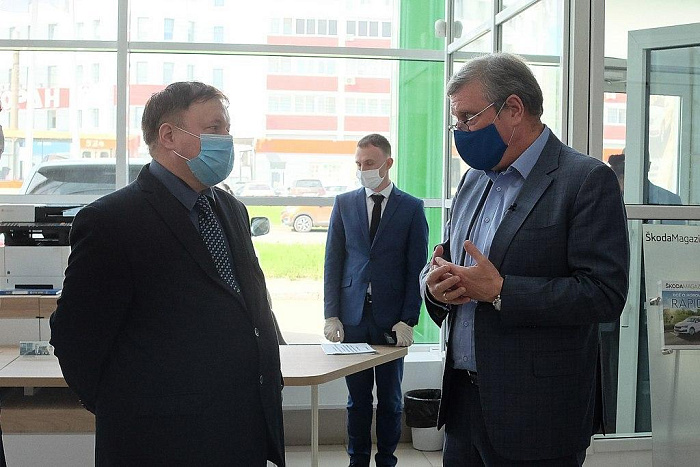 В Кирове лучшему врачу-инфекционисту вручили иномарку