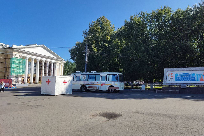 На Театральной площади начал работу мобильный пункт вакцинации от гриппа