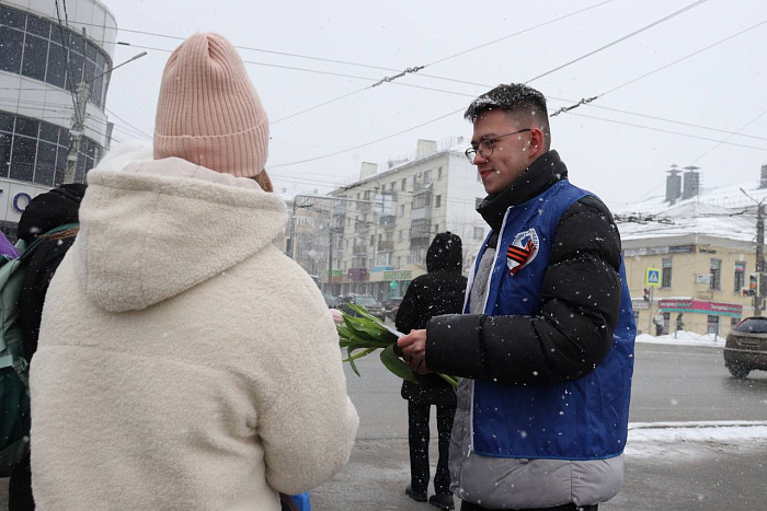 Кировские волонтеры поздравили кировчанок с Международным женским днём