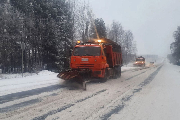 Автомобилистов Кировской области просят по возможности не выезжать на дороги до утра 