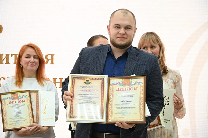 В Кировской области наградили победителей конкурса «За нравственный подвиг учителя»