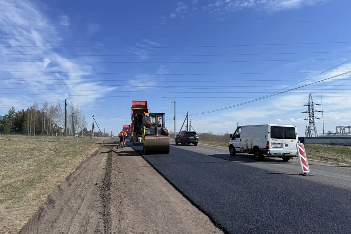 На дороге Сошени – Радужный укладывают асфальт