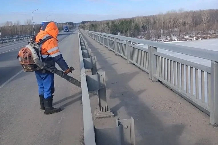 Мост через Вятку очищают после зимы