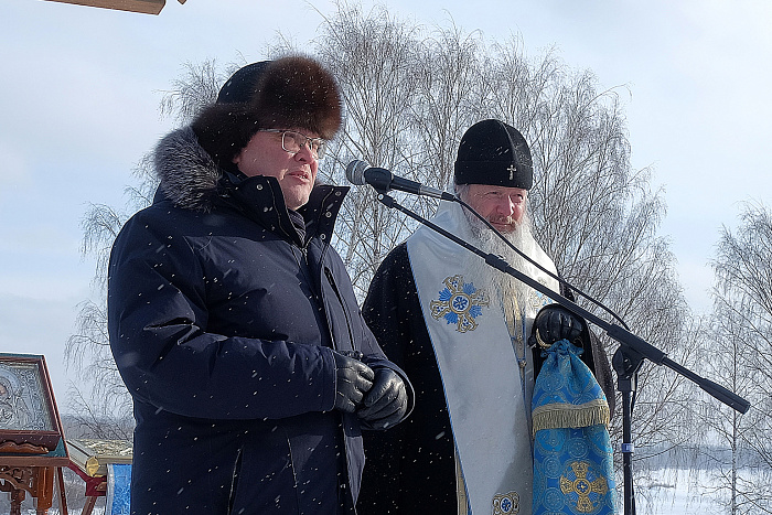Александр Соколов с прихожанами помолился о старте восстановления храма в честь иконы Феодоровской Божией Матери