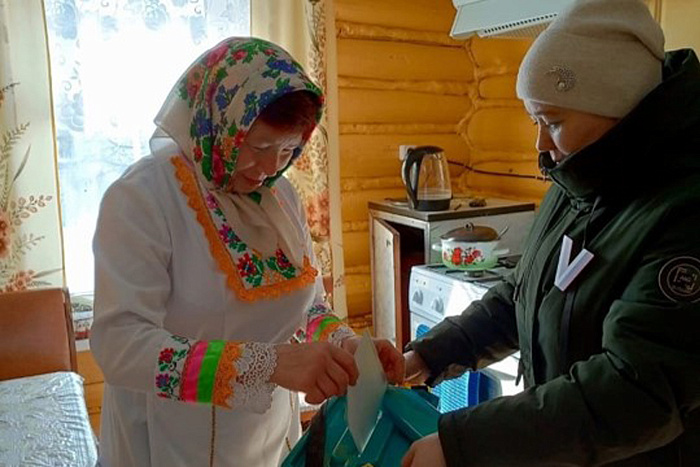 В Кильмезском районе работники избирательных участков нарядились в национальные костюмы