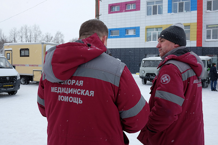 В районные больницы Кировской области отправились 32 машины и 4 мобильных комплекса