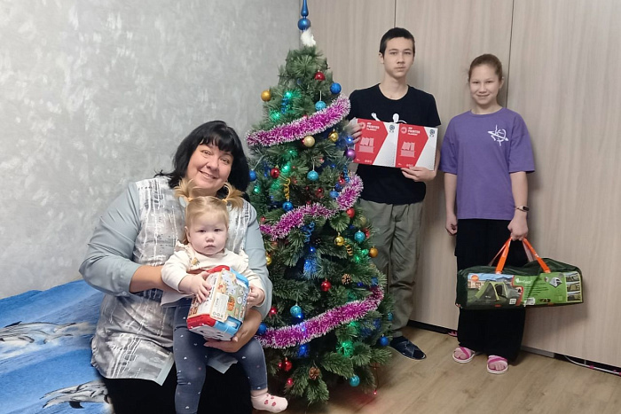 Ребята получили коньки и палатку от Деда Мороза