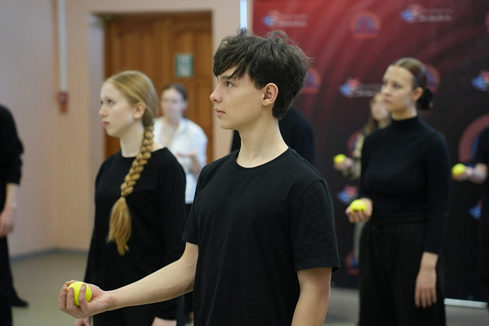 Для молодых актеров прошел мастер-класс по жонглированию