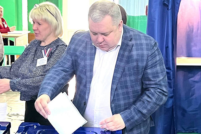 Члены правительства Кировской области голосуют за будущее России семьями
