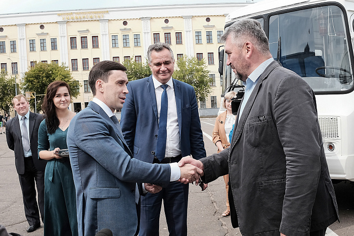 Шесть новых мобильных флюорографов переданы районным больницам Кировской области