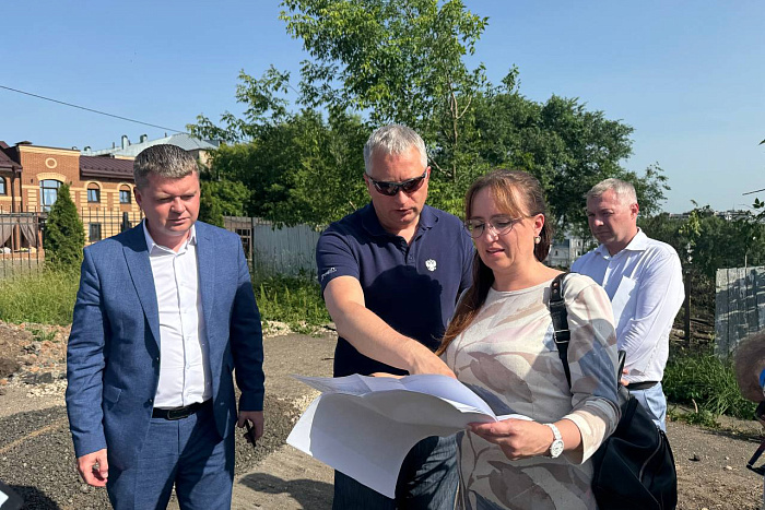 К 650-летию Кирова началась укладка гранита на площади у филармонии