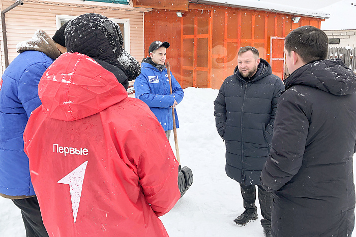 В Кирове для многодетной семьи участника СВО создали игровую площадку