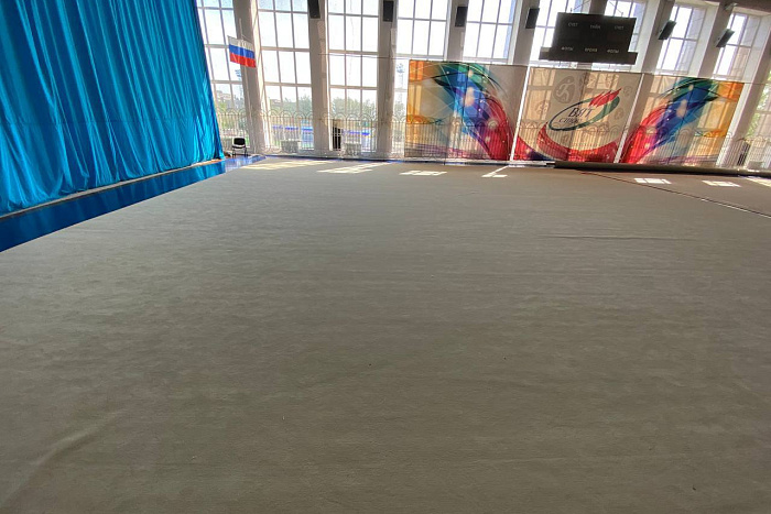 Для кировской спортшколы приобрели новый гимнастический ковер