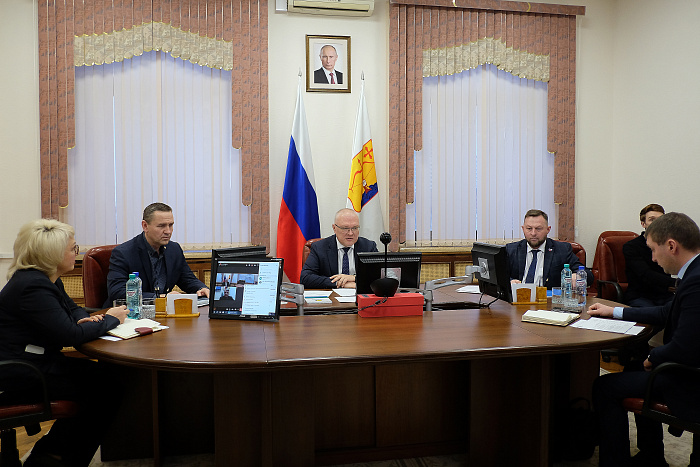 Главы районов доложили Александру Соколову о решении проблем людей с прямой линии