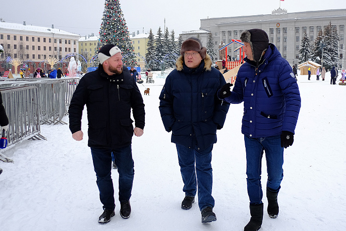 Александр Соколов поручил усилить работу по расчистке тротуаров в городе Кирове и вывозу мусора 