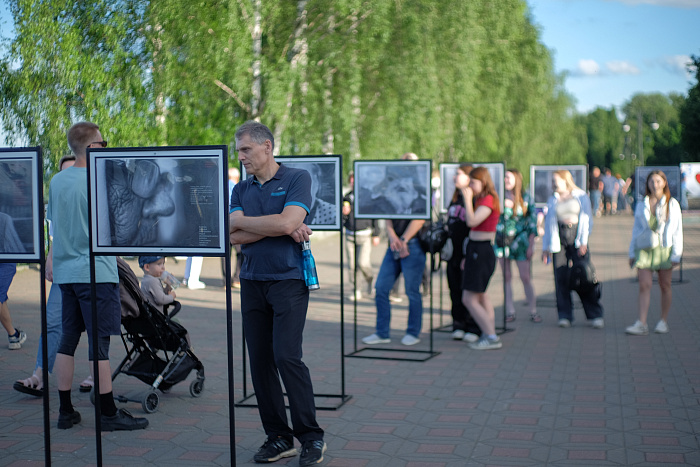 В Кирове на набережной зажгли 1 418 свечей
