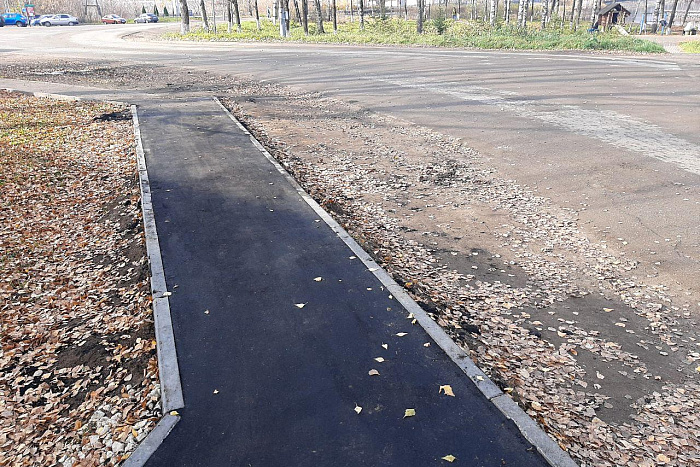 В Белой Холунице по нацпроекту благоустроили тротуары вдоль проезжей части