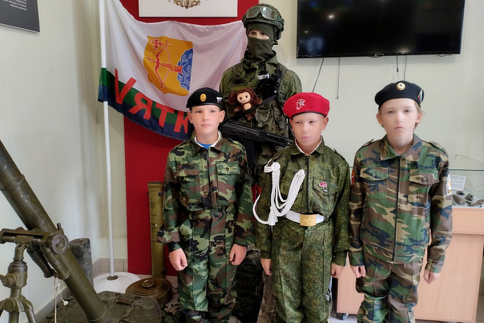 Кировские бойцы передали в музей более 200 предметов с полей сражений 