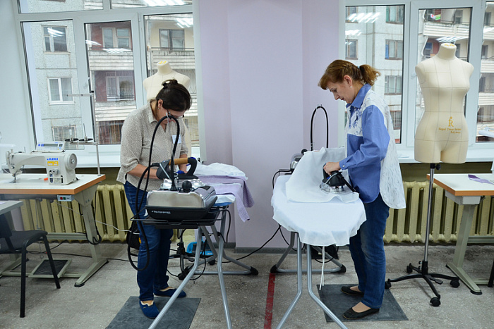В рамках нацпроекта «Демография» предпенсионеров обучают швейному делу