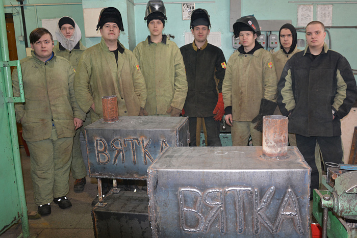 Студенты изготавливают для защитников Родины печки-буржуйки «Вятка» 