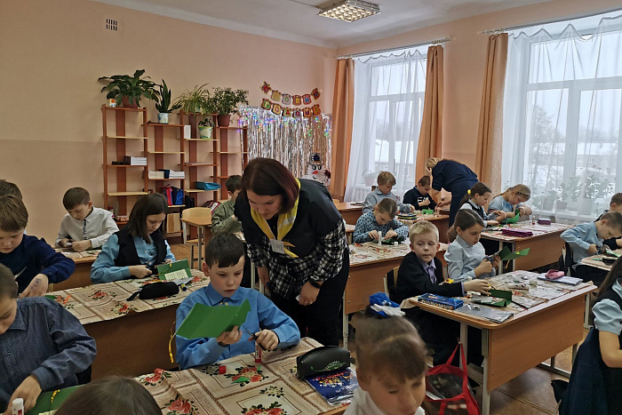 Подопечные социальных учреждений Кировской области готовят открытки солдатам