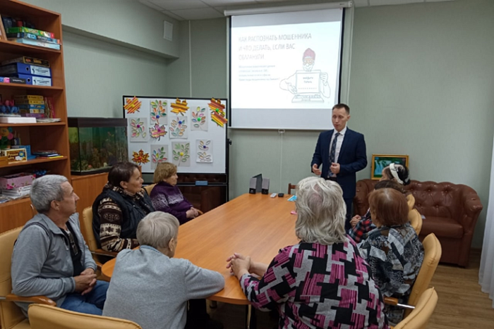 В центрах социального обслуживания проводят занятия по финансовой грамотности