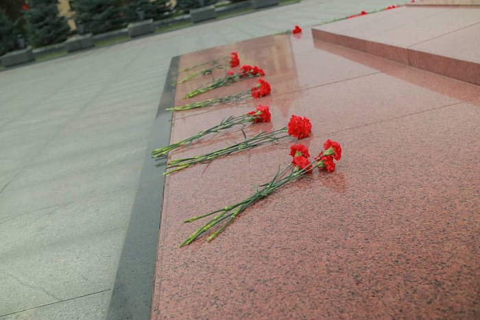Делегация Кировской области возложила цветы к монументу Победы в Минске