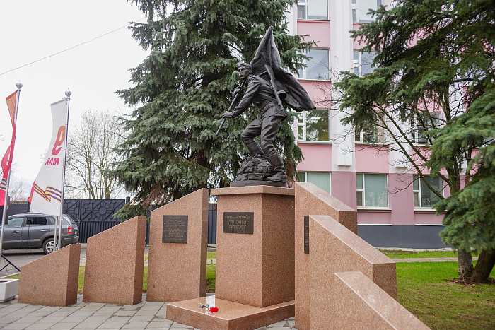 Александр Соколов в Слободском встретился с труженицей тыла и ее внуком – участником СВО
