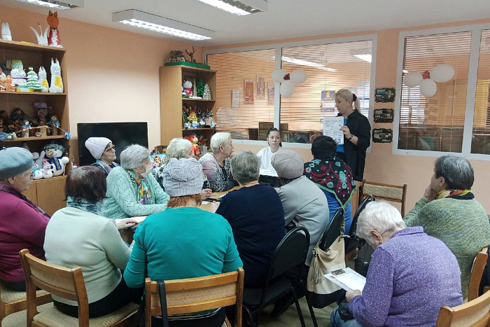 Граждане пожилого возраста обучаются самостоятельной записи на прием к врачу через портал Госуслуг