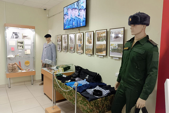 К Дню призывника в Кирове открылась выставка «Иду служить»