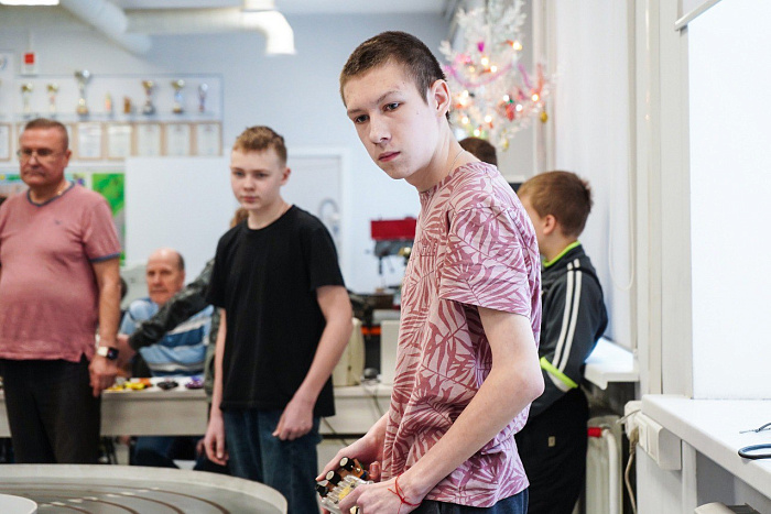 Юные спортсмены показали мастерство в управлении трассовыми автомоделями