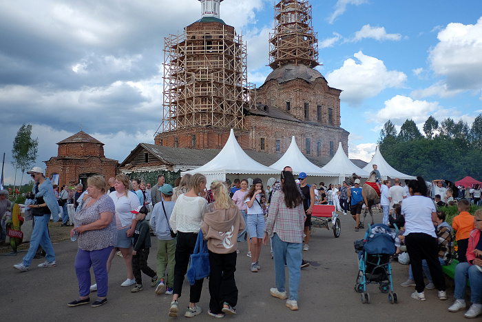 В празднике «Истобенский огурец» принял участие летчик-космонавт Виктор Савиных