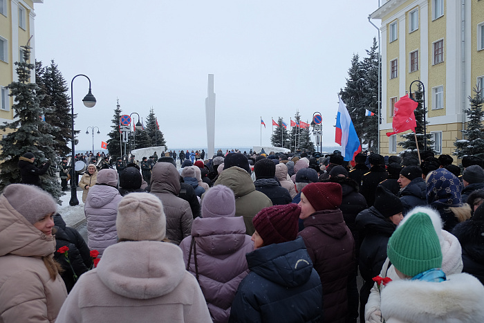 Александр Соколов в День защитника Отечества возложил цветы к Вечному огню