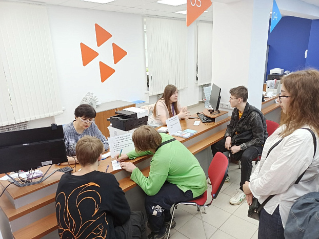 Работодатели региона продолжают активно принимать на работу подростков и молодежь 
