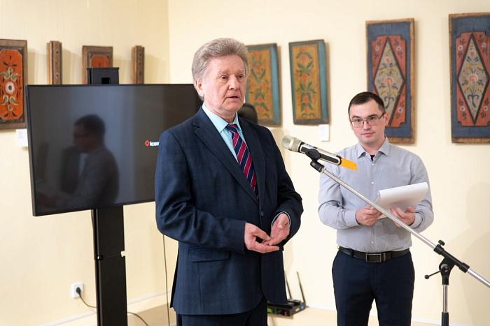 Краеведческий музей представил в Йошкар-Оле вятскую домовую роспись