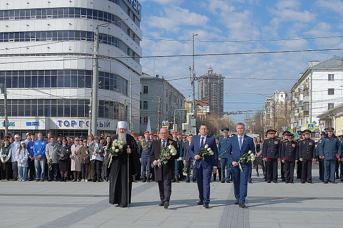 В День воинской славы России в Кирове возложили цветы к памятнику Александру Невскому