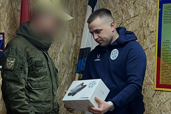 ФК «Динамо» передал квадрокоптер кировским военнослужащим