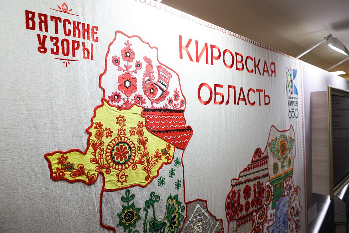 Александр Соколов провел экскурсию для Валентины Матвиенко по выставке Кировской области