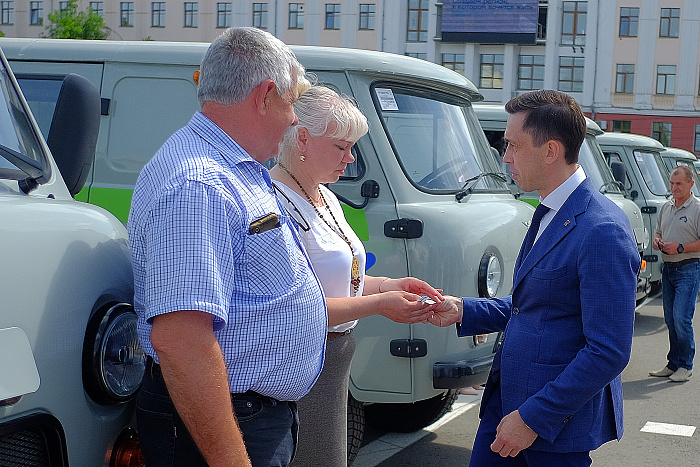 В районы Кировской области отправились еще 40 медицинских автомобилей 